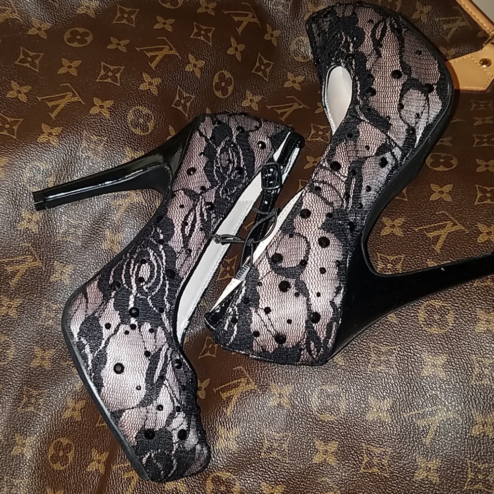Romantic heels